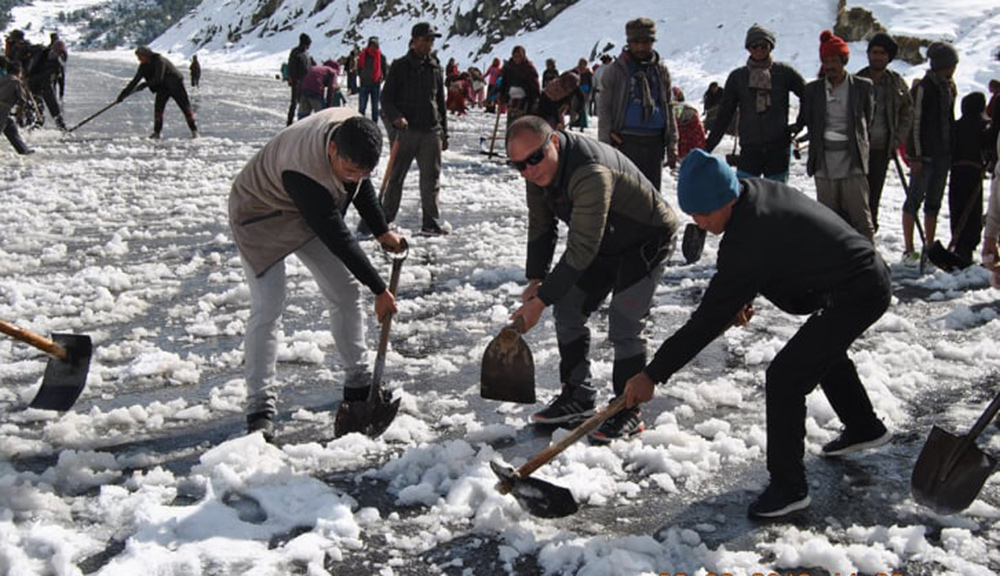 हिउँ फालेर विमानस्थल खोलिंदै (फोटो फिचर)