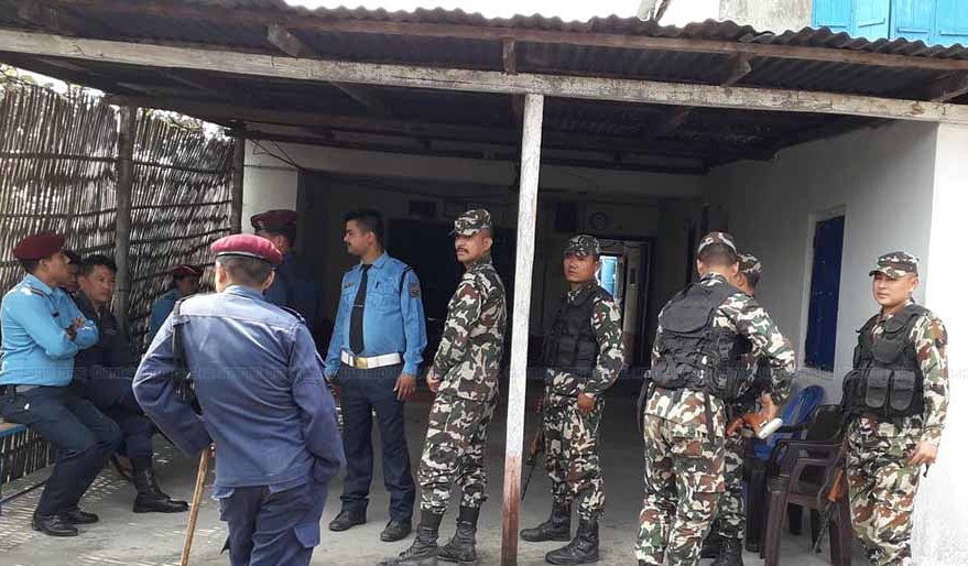 विप्लवका कार्यकर्ता एलएमजी र एम-१६ सहित पक्राउ