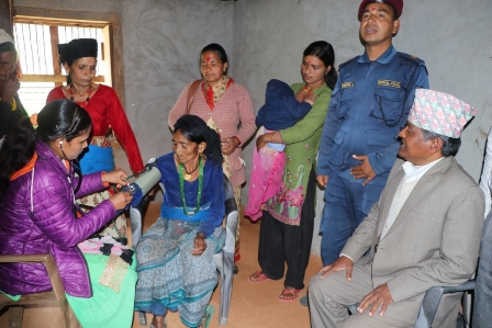 घरदैलोमा स्वास्थ्य सेवा पुर्याउँदै चामुण्डा