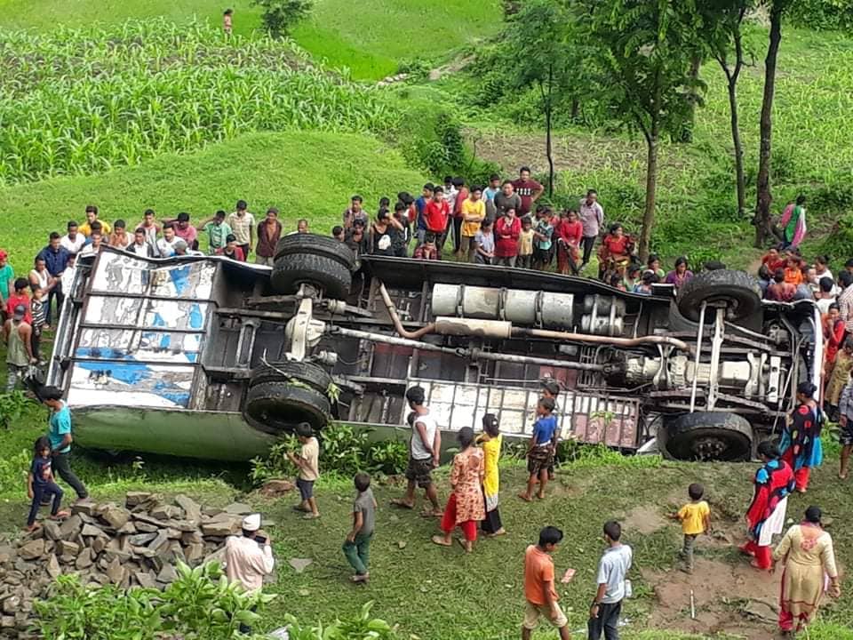 दैलेखको आठविस नगरपालिकामा बस दुर्घटना, १ को मृत्यु ७ घाइते