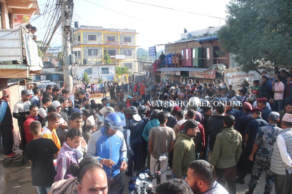 दैलेख उद्योग वाणिज्य संघ आन्दोलित, वल प्रयोग गरी वाटो खुलाईयो (फोटो फिचर)
