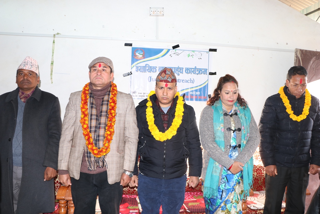 न्यायधीस गाउँमा पुग्दा…