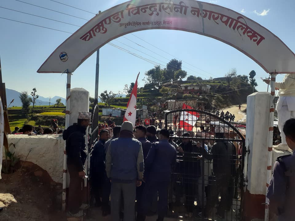 चामुण्डाविन्द्रासैनीका मेयरको कार्यकक्षमा तालाबन्दी