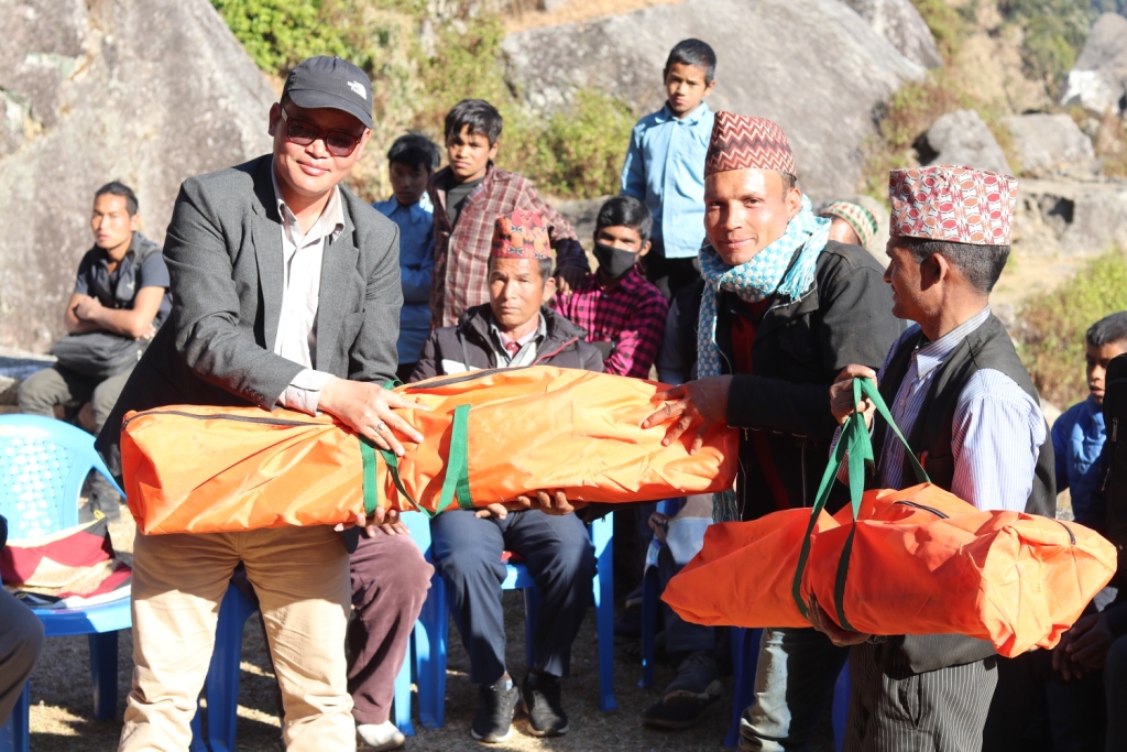 विद्यालय र बस्तीमा स्ट्रेचर हस्तान्तरण