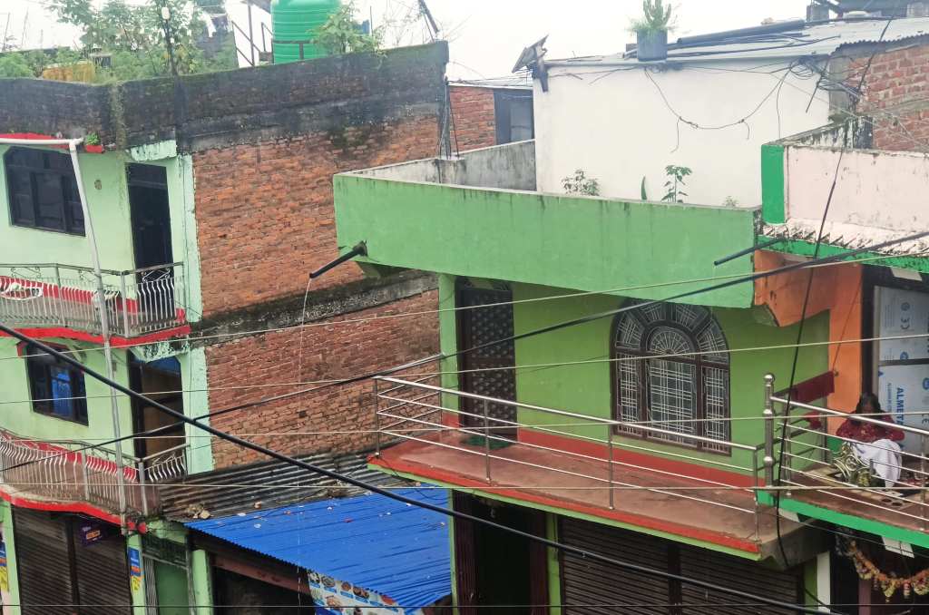 दैलेख सदरमुकाममा छतवाट खस्ने पानी व्यवस्थित नहुँदा नागरिकलाई सास्ती