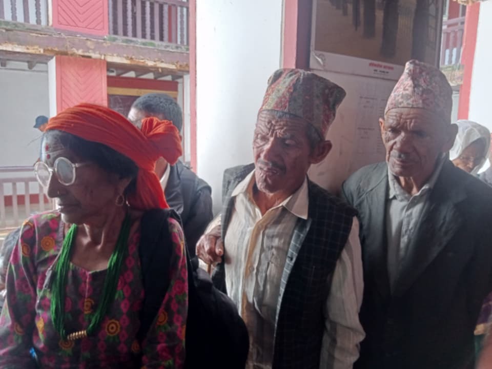 जेष्ठ नागरिकलाई राष्ट्रिय परिचयपत्र बनाउन सास्ती