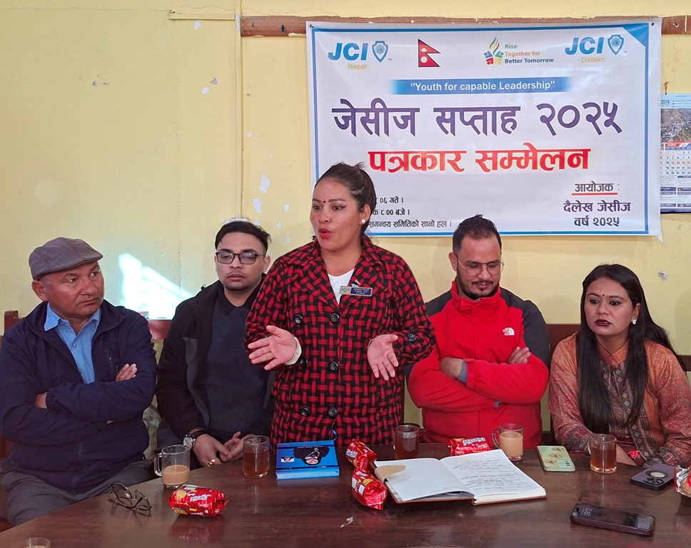 दैलेख जेसीजले सचेतना कार्यक्रम गर्दै