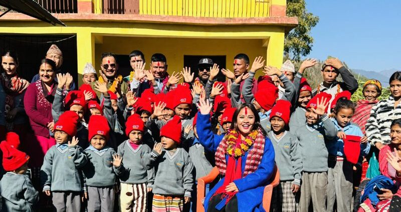 दैलेख जेसीजद्धारा विद्यार्थीलाई न्यानो कपडा वितरण